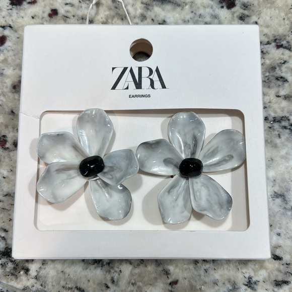 *ZARA* FLORAL RESIN EARRINGS WHITE GRAY BLACK - Picture 3 of 4